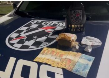 Suspeito tenta escapar pelo telhado, mas acaba preso com droga na sacola
