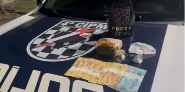 Suspeito tenta escapar pelo telhado, mas acaba preso com droga na sacola