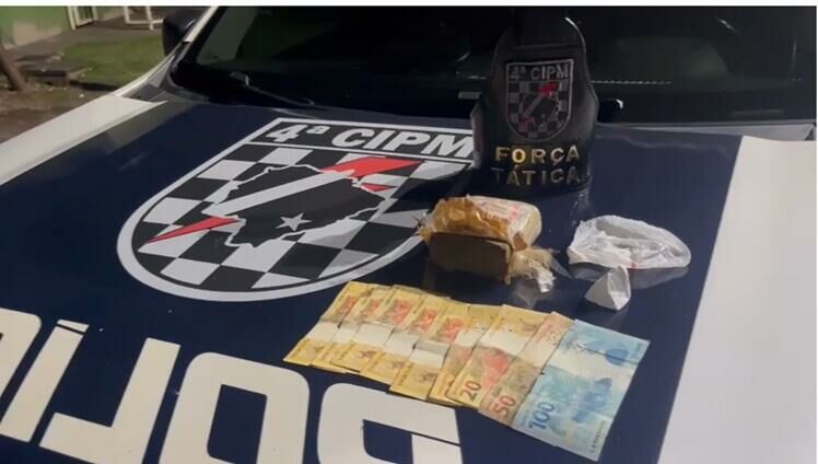 Suspeito tenta escapar pelo telhado, mas acaba preso com droga na sacola