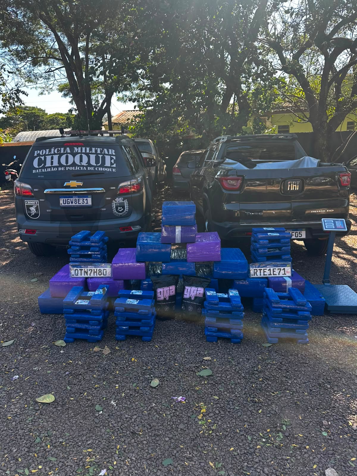 Carro furtado vira depósito de droga e acaba apreendido com 600 kg de maconha