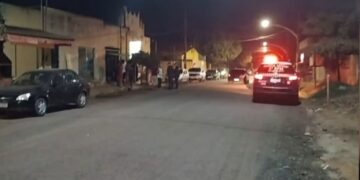 Ataque a tiros dentro de casa deixa adolescente em estado grave
