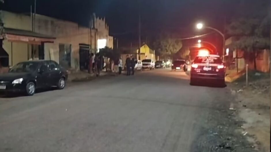 Ataque a tiros dentro de casa deixa adolescente em estado grave