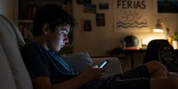 Férias escolares exigem atenção ao tempo de tela e segurança digital de adolescentes