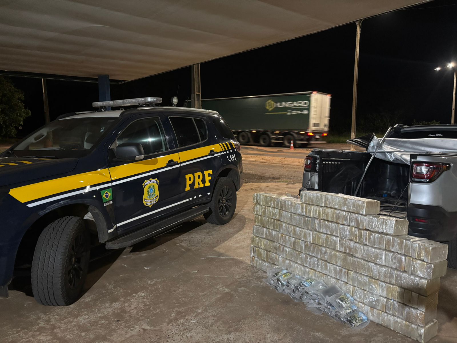 PRF apreende mais de 300 quilos de drogas escondidas em carga na BR-262