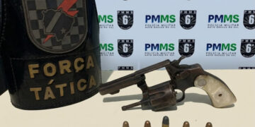 Briga entre vizinhos termina com homem preso por injúria racial e posse de arma