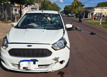 Motociclista fica ferido após colisão com carro em cruzamento