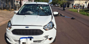 Motociclista fica ferido após colisão com carro em cruzamento