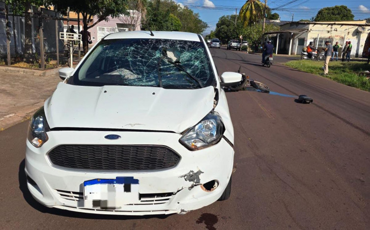 Motociclista fica ferido após colisão com carro em cruzamento