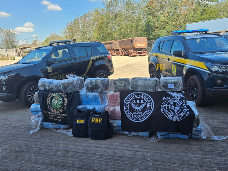 Caminhão com minério é flagrado com mais de 430 kg de drogas na BR-262