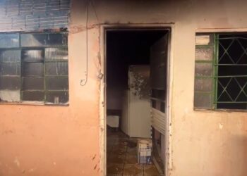 Incêndio destrói casa e mobiliza vizinhos na Capital Incêndio destrói casa e mobiliza vizinhos na Capital