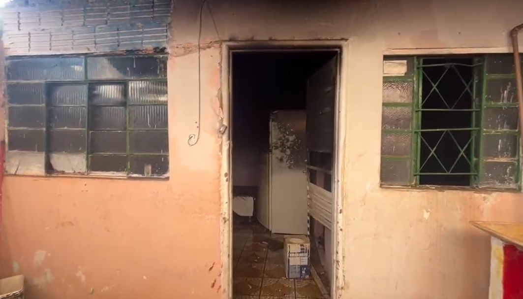 Incêndio destrói casa e mobiliza vizinhos na Capital