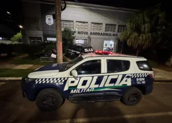 Briga termina com duas pessoas feridas a faca e mulher presa