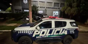 Briga termina com duas pessoas feridas a faca e mulher presa