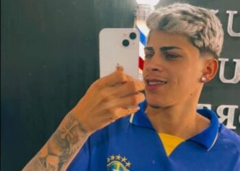 Jovem morre após perder controle da moto e bater em poste em avenida Jovem morre após perder controle da moto e bater em poste em avenida