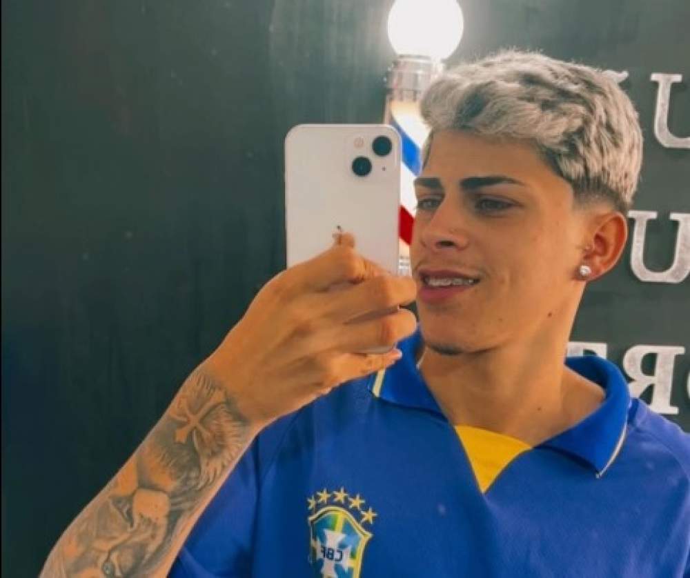 Jovem morre após perder controle da moto e bater em poste em avenida