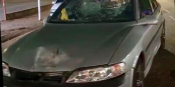 Batida entre moto e carro deixa motociclista ferido no início da noite