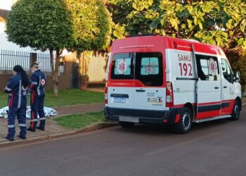Família acorda e encontra homem morto na calçada Família acorda e encontra homem morto na calçada