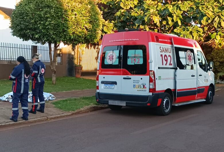 Família acorda e encontra homem morto na calçada