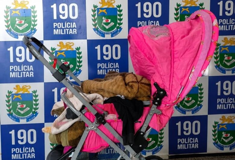 Com suspeita de embriaguez, mãe derruba bebê no chão e acaba presa
