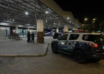 Jovem é executado a tiros em rodoviária e polícia apura possível ligação com facções Jovem é executado a tiros em rodoviária e polícia apura possível ligação com facções