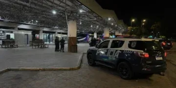 Jovem é executado a tiros em rodoviária e polícia apura possível ligação com facções