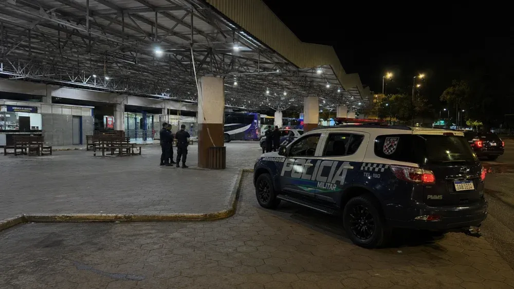 Jovem é executado a tiros em rodoviária e polícia apura possível ligação com facções