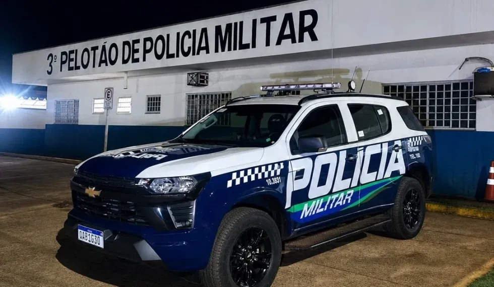 Homem tenta sair com facas escondidas e acaba preso em supermercado
