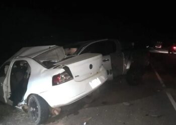 Batida entre carro e caminhonete mata uma pessoa na fronteira Batida entre carro e caminhonete mata uma pessoa na fronteira