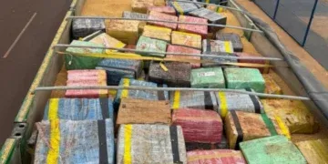 PRF apreende carreta com droga escondida em carga no interior de MS