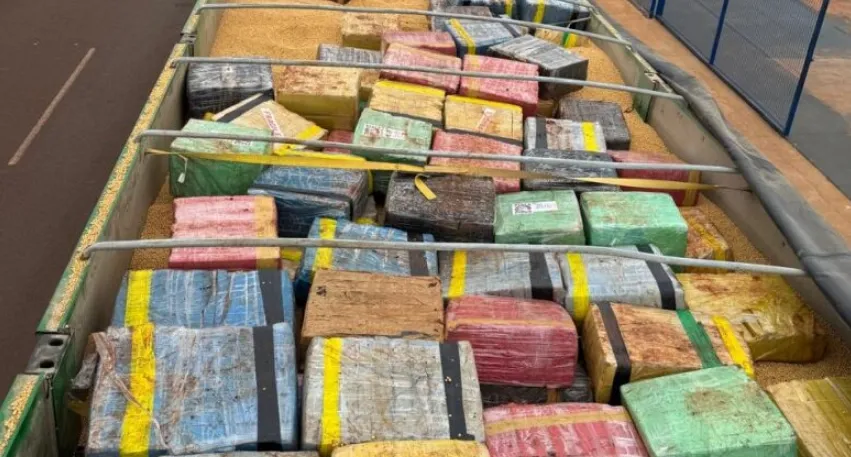 PRF apreende carreta com droga escondida em carga no interior de MS