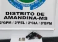 Suspeito joga revólver durante fuga, mas acaba preso pela polícia Suspeito joga revólver durante fuga, mas acaba preso pela polícia
