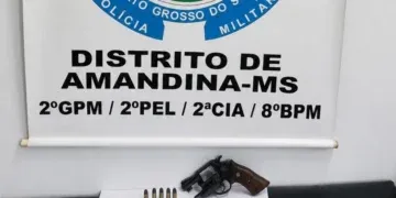 Suspeito joga revólver durante fuga, mas acaba preso pela polícia