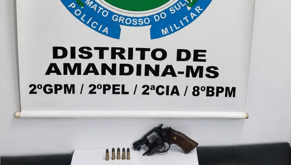 Suspeito joga revólver durante fuga, mas acaba preso pela polícia