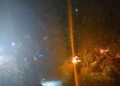 Família é resgatada após árvore esmagar carro em temporal na Capital Família é resgatada após árvore esmagar carro em temporal na Capital