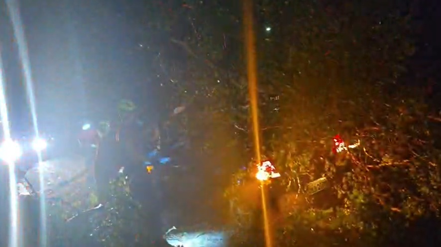 Família é resgatada após árvore esmagar carro em temporal na Capital