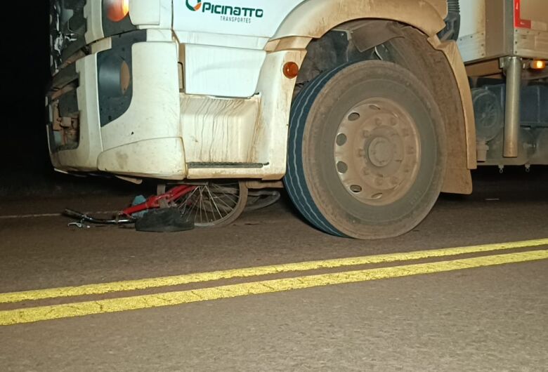 Mulher morre após ser atropelada em anel viário