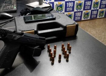 Homem é preso após ameaçar clientes com pistola dentro de restaurante Homem é preso após ameaçar clientes com pistola dentro de restaurante