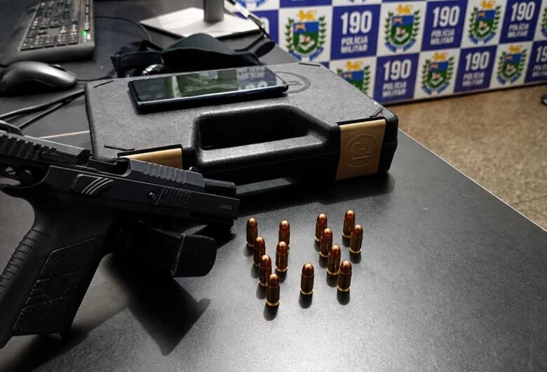 Homem é preso após ameaçar clientes com pistola dentro de restaurante