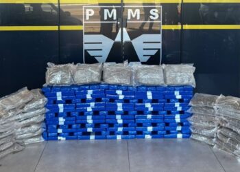 Motorista abandona carro com mais de 115 kg de drogas e foge ao ver polícia Motorista abandona carro com mais de 115 kg de drogas e foge ao ver polícia