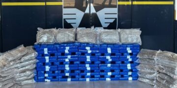 Motorista abandona carro com mais de 115 kg de drogas e foge ao ver polícia