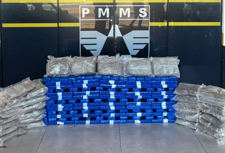 Motorista abandona carro com mais de 115 kg de drogas e foge ao ver polícia