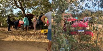 Casal escapa com vida de acidente grave após carro bater em árvore