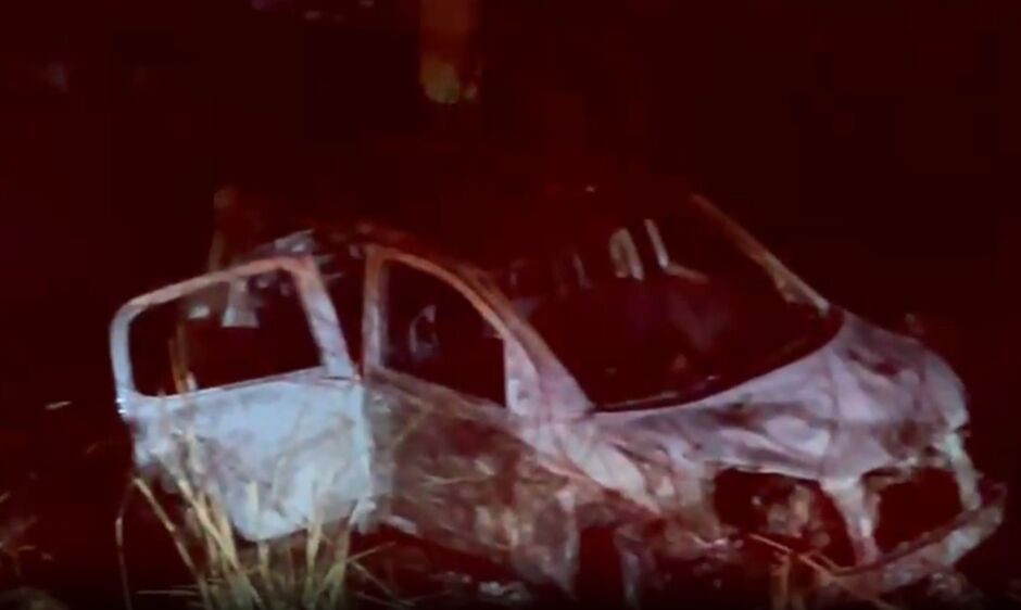 Carro com maconha é abandonado e incendiado durante fuga da PRF em Campo Grande