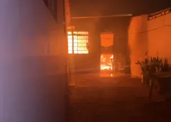 Incêndio destrói duas casas e levanta suspeita de ação criminosa Incêndio destrói duas casas e levanta suspeita de ação criminosa