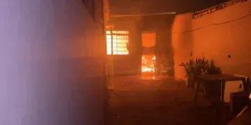 Incêndio destrói duas casas e levanta suspeita de ação criminosa