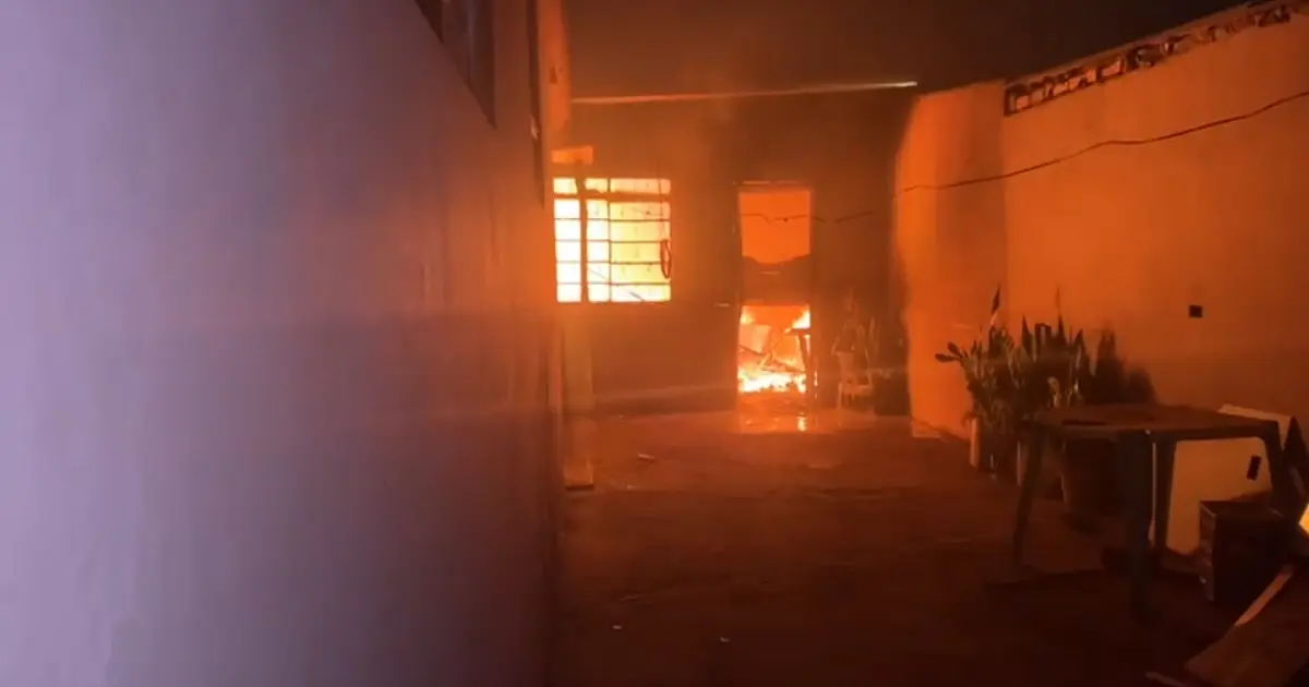 Incêndio destrói duas casas e levanta suspeita de ação criminosa