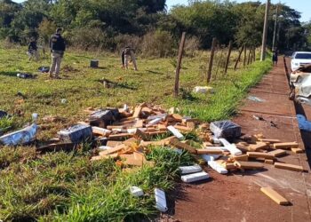 Perseguição termina com caminhonete carregada com quase 1,5 tonelada de maconha capotada