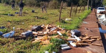 Perseguição termina com caminhonete carregada com quase 1,5 tonelada de maconha capotada