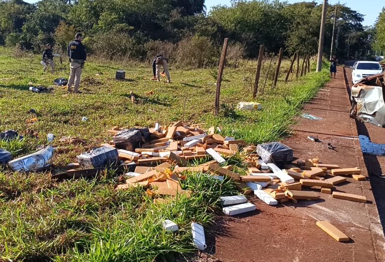 Perseguição termina com caminhonete carregada com quase 1,5 tonelada de maconha capotada