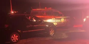 Jovens de 20 e 27 anos morrem após moto bater em poste